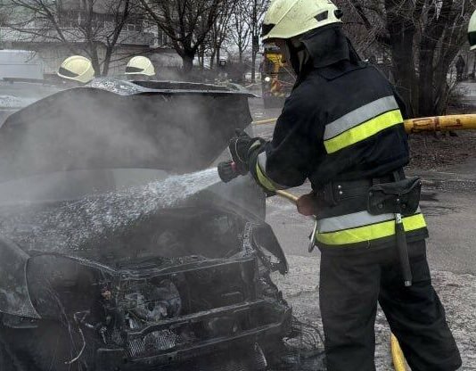 В Запорожье загорелась легковушка: спасатели оперативно потушили пожар