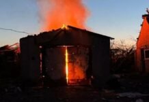 В Запорожском районе из-за обстрелов произошли пожары в доме и гараже