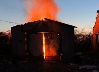 В Запорожском районе из-за обстрелов произошли пожары в доме и гараже