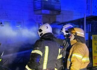 В Запорожье загорелся торговый киоск