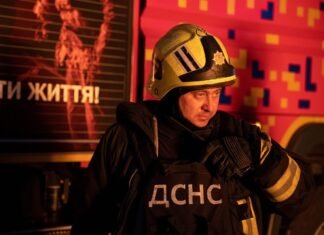 Россия массированно атаковала Кривой Рог: горит высотка и предприятие