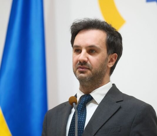 «На воре шапка горит»: в МИД высмеяли истерики Сийярто по поводу денег Ощадбанка