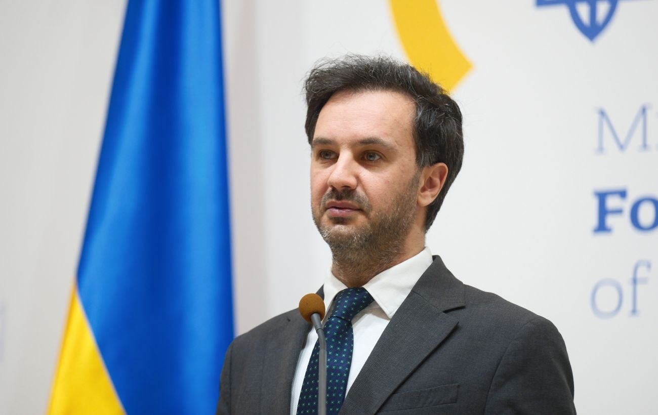 «На воре шапка горит»: в МИД высмеяли истерики Сийярто по поводу денег Ощадбанка