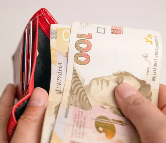 Правительство снова ввело незаконные понижающие коэффициенты к пенсиям: адвокат объяснила, как действовать