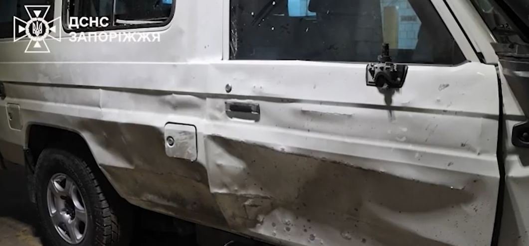 В Запорожской области враг атаковал дронами эвакуационный автомобиль ГСЧС, который вывозил пожилых супругов