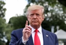 «Я здесь за чаевыми стою»: Трамп посоветовался с курьером по поводу событий в спорте (видео)