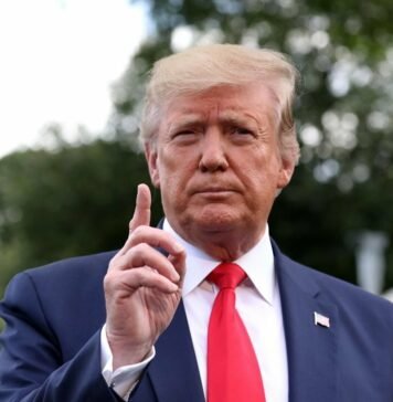 «Я здесь за чаевыми стою»: Трамп посоветовался с курьером по поводу событий в спорте (видео)