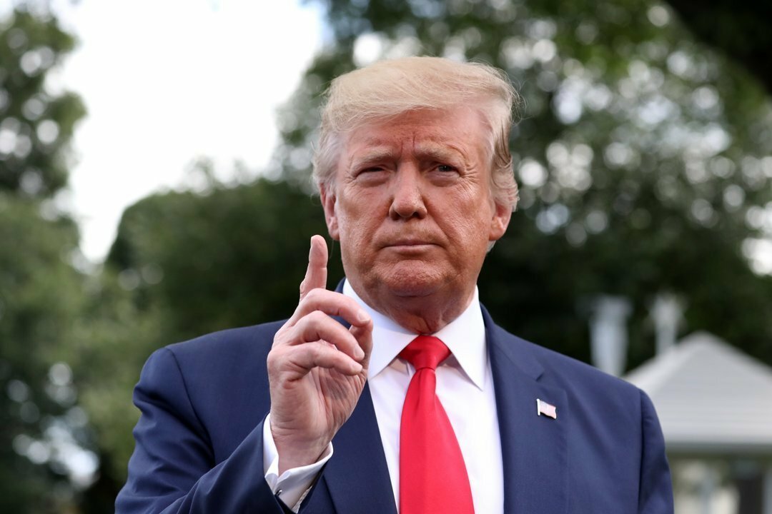 «Я здесь за чаевыми стою»: Трамп посоветовался с курьером по поводу событий в спорте (видео)