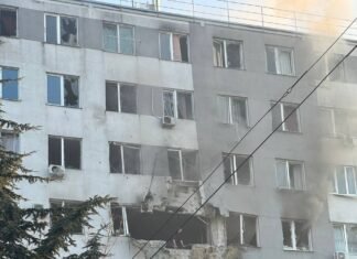 Повреждены квартиры на нескольких этажах: российский БпЛА попал в дом в Одессе (фото)