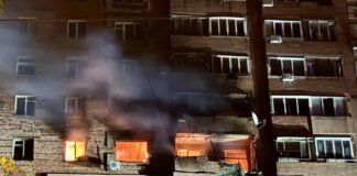 Россияне ударили по нескольким районам Днепра: горят квартиры и магазин (видео)