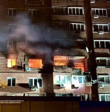 Россияне ударили по нескольким районам Днепра: горят квартиры и магазин (видео)