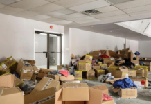Скандал в США: десятки коробок гуманитарки для Украины оставили в заброшенной церкви (фото, видео)