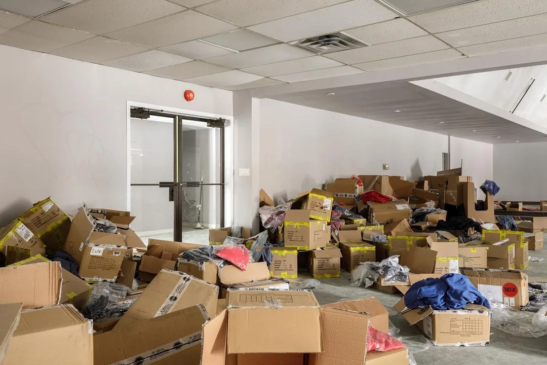 Скандал в США: десятки коробок гуманитарки для Украины оставили в заброшенной церкви (фото, видео)