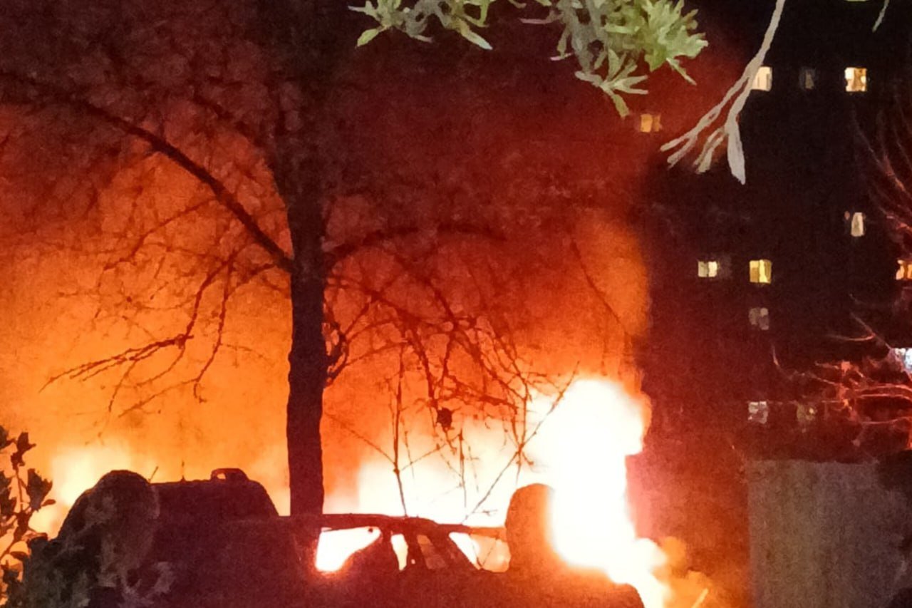 Россияне атаковали Сумы «Шахедами»: повреждены жилые дома и медучреждение (видео)