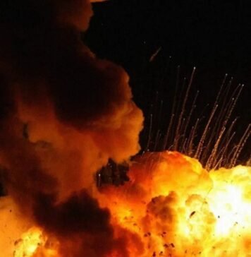 Россияне ударили по Днепру: пылает административное здание (видео)