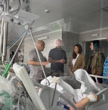 Стрельба в Киеве: 12-летний мальчик и его мать впервые увиделись в больнице после теракта