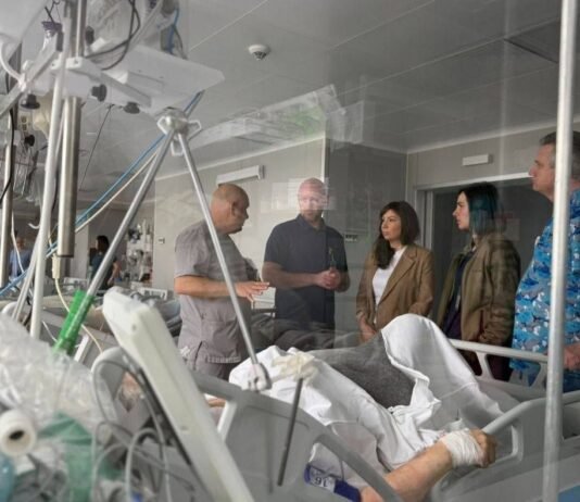 Стрельба в Киеве: 12-летний мальчик и его мать впервые увиделись в больнице после теракта