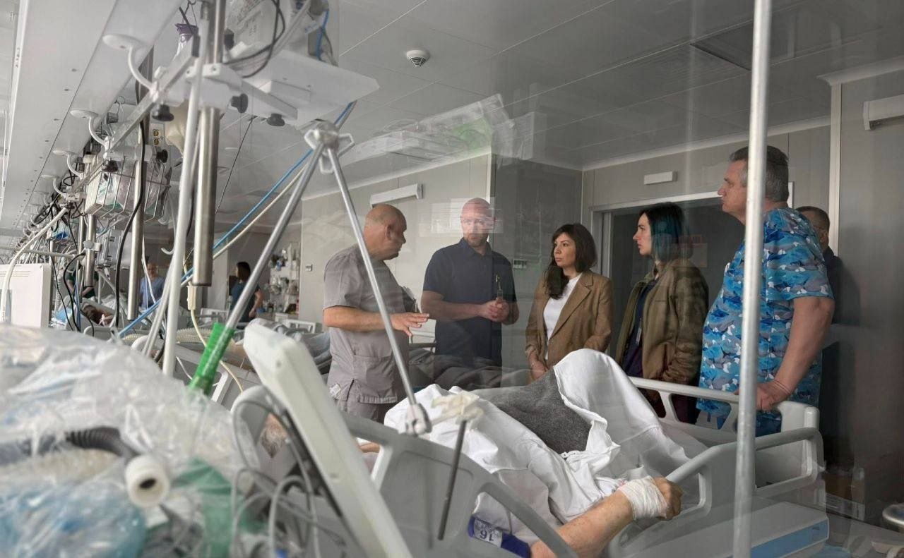 Стрельба в Киеве: 12-летний мальчик и его мать впервые увиделись в больнице после теракта