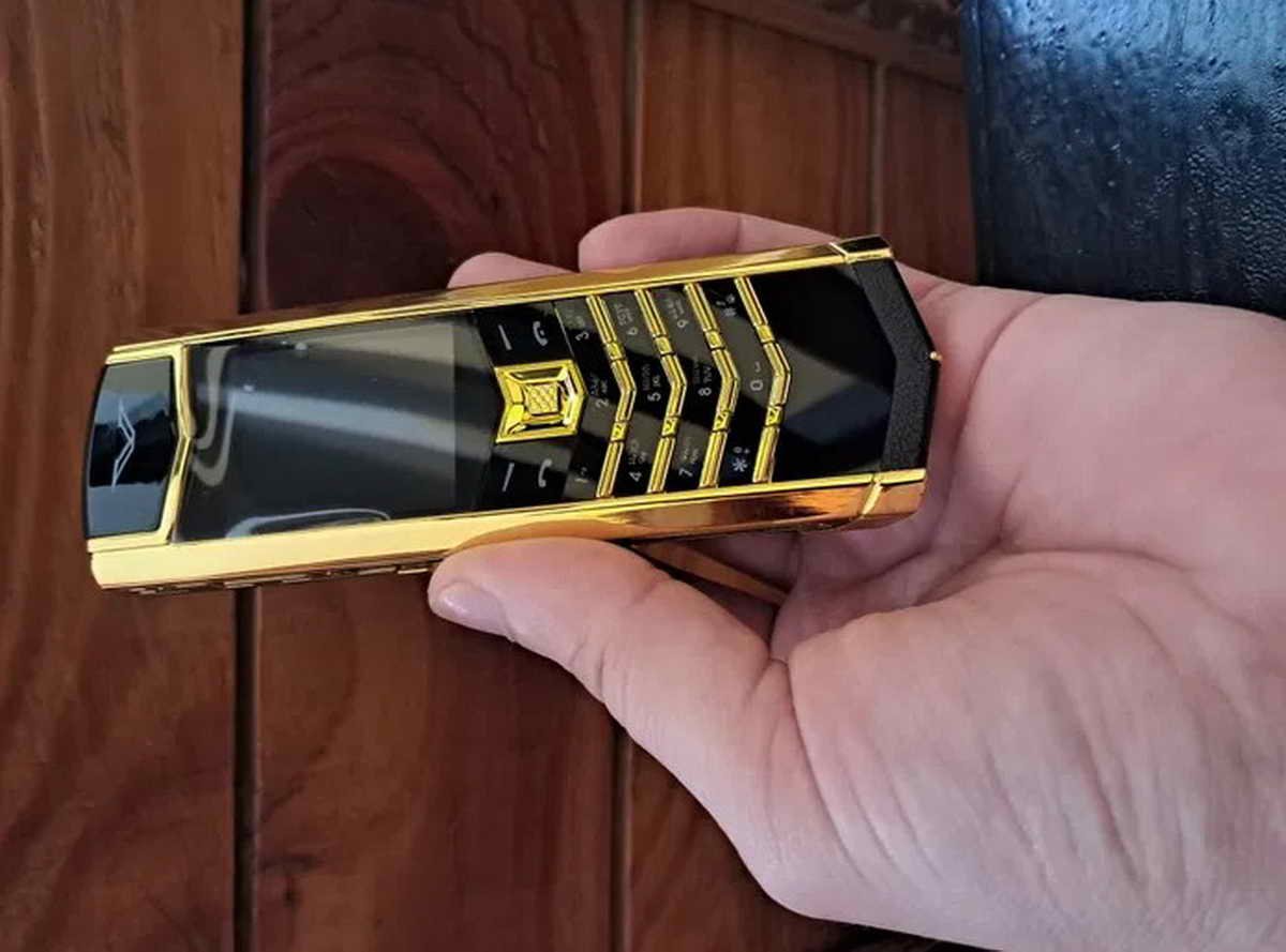 Легенда мобильных телефонов оживает: с чем вернулся к людям знаменитый Vertu