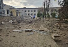 РФ превратила улицу в руины: по поселку на Запорожье за 20 минут 8 раз ударили КАБами (видео)