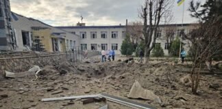 РФ превратила улицу в руины: по поселку на Запорожье за 20 минут 8 раз ударили КАБами (видео)