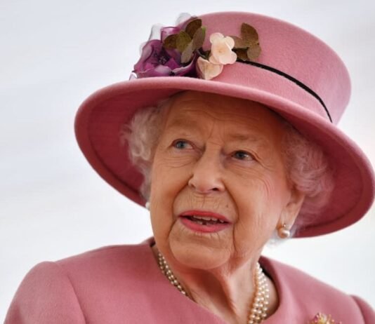 Британская семья опубликовала клятву Елизаветы II, которую она дала в 21 год (видео)