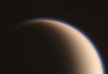 Крупнейший спутник Сатурна имеет странную поверхность: причина в том, что там падает с неба