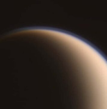 Крупнейший спутник Сатурна имеет странную поверхность: причина в том, что там падает с неба