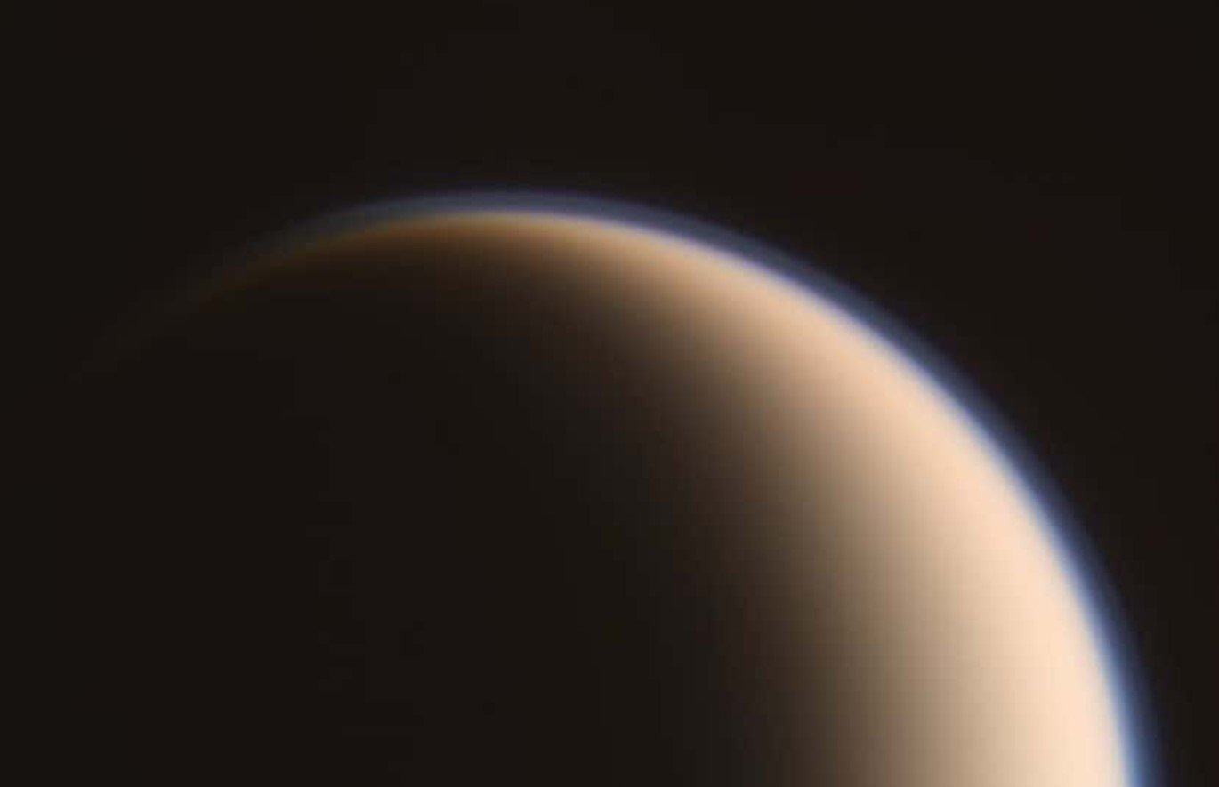 Крупнейший спутник Сатурна имеет странную поверхность: причина в том, что там падает с неба