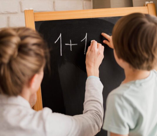 «Сложнее, чем выглядит»: как простая задача по математике полностью запутала сеть (фото)