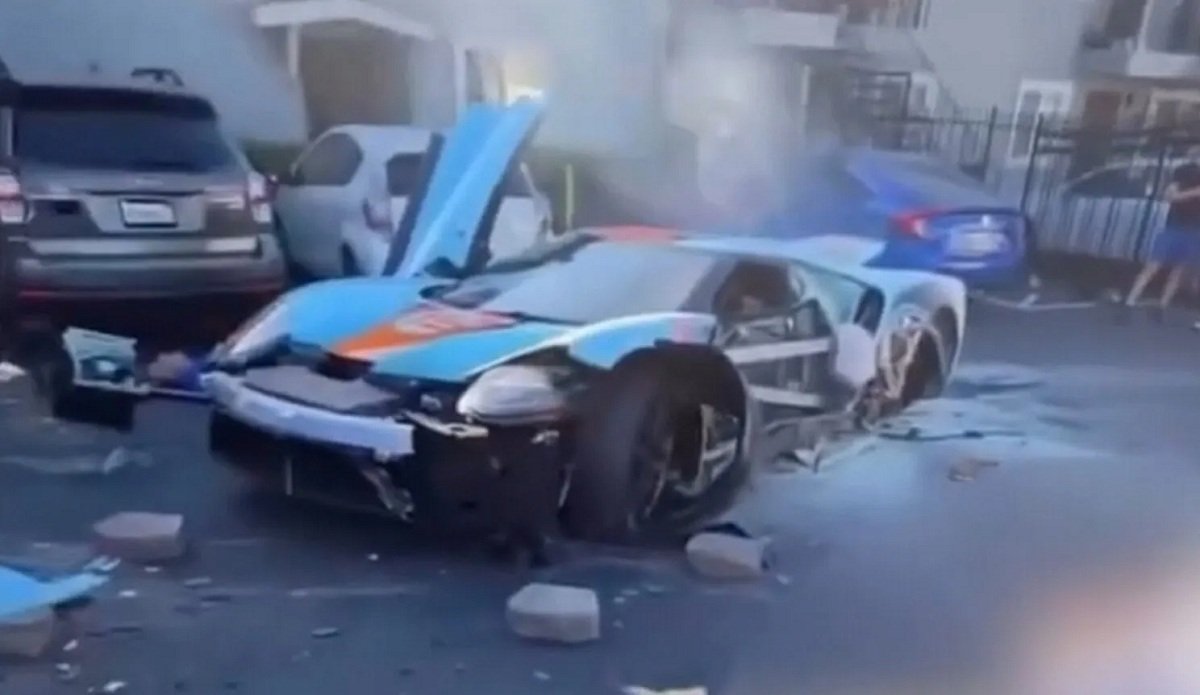 Один из 50: в ДТП разбили эксклюзивный суперкар Ford за $2,5 миллиона (видео)