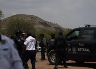 13 раненых, один убитый: мужчина расстрелял туристов с вершины пирамиды Луны в Мексике (видео)