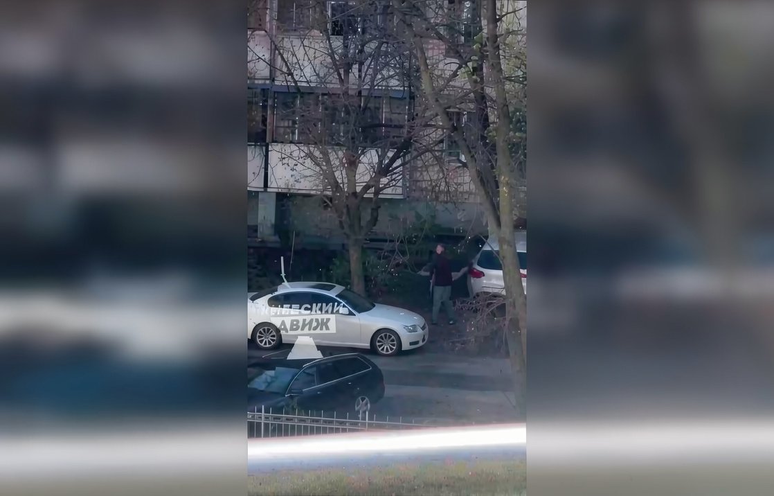 В Киеве мужчина открыл огонь по полицейским и взял заложников, есть погибшие (видео)