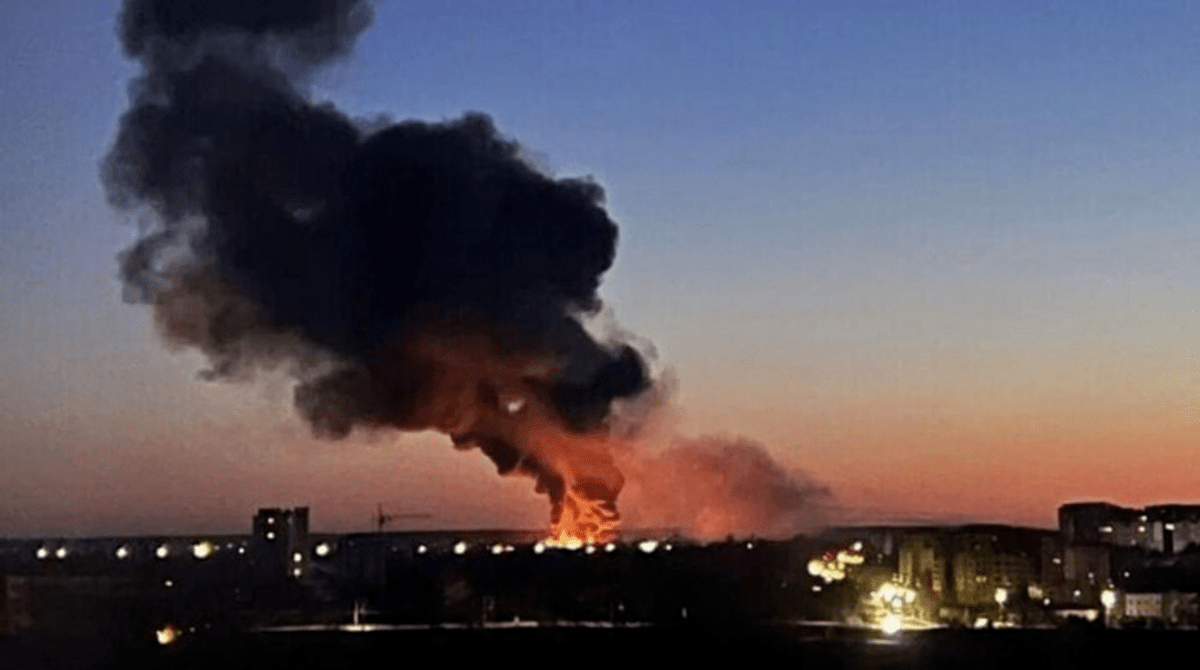 В Одессе прогремели взрывы: россияне атакуют город «Шахедами», поднялся пожар (видео)