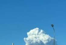 В атакованной дронами Перми прогремел новый взрыв: пожар усилился, небо в дыму (видео, фото)