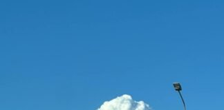 В атакованной дронами Перми прогремел новый взрыв: пожар усилился, небо в дыму (видео, фото)