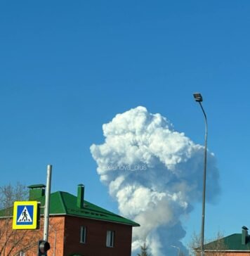 В атакованной дронами Перми прогремел новый взрыв: пожар усилился, небо в дыму (видео, фото)