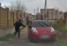 В Запорожье на полицейских во время задержания напал мужчина с топором (видео)