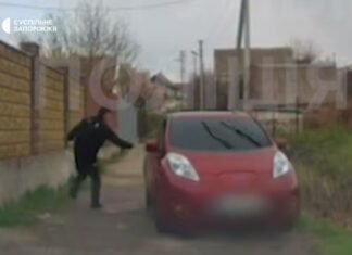 В Запорожье на полицейских во время задержания напал мужчина с топором (видео)