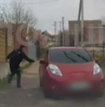 В Запорожье на полицейских во время задержания напал мужчина с топором (видео)