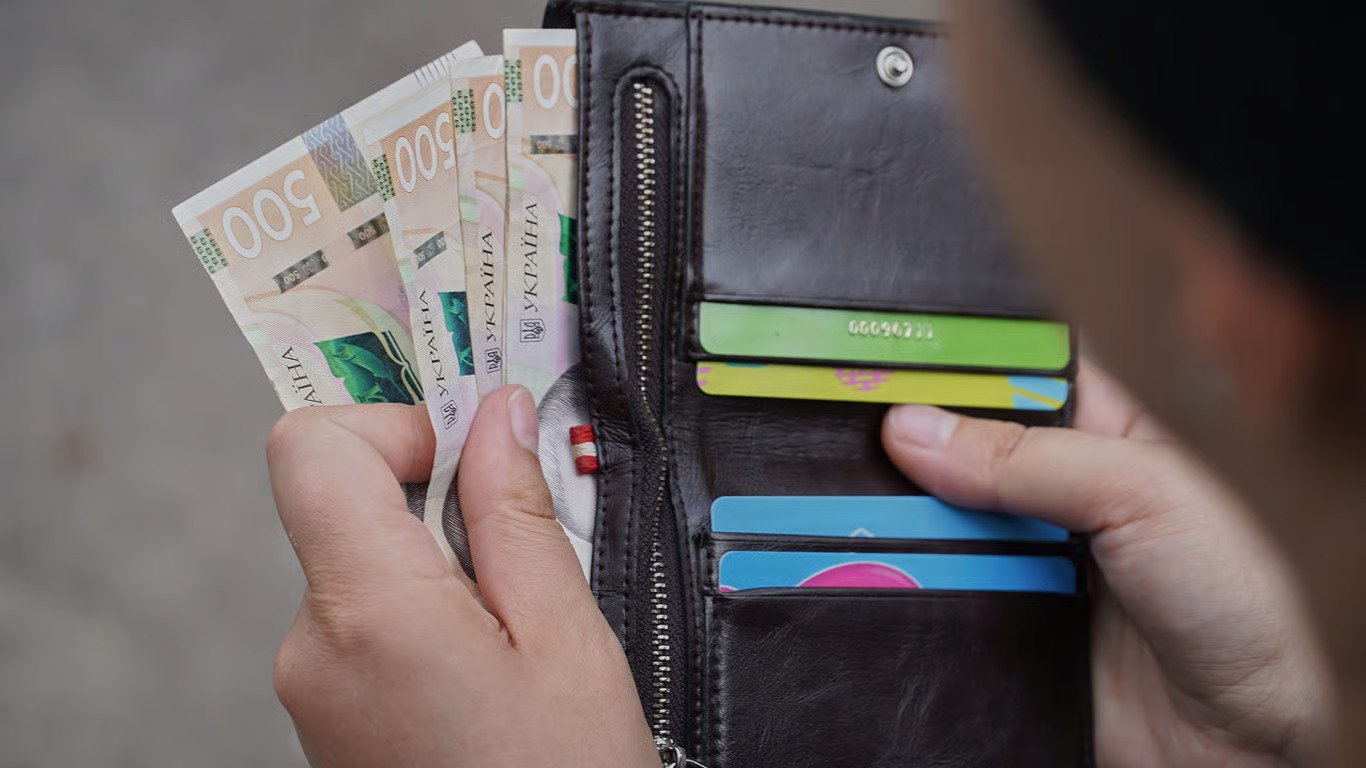 Базовая помощь в Украине: как подать заявку на выплаты 4 500 грн через «Дію»