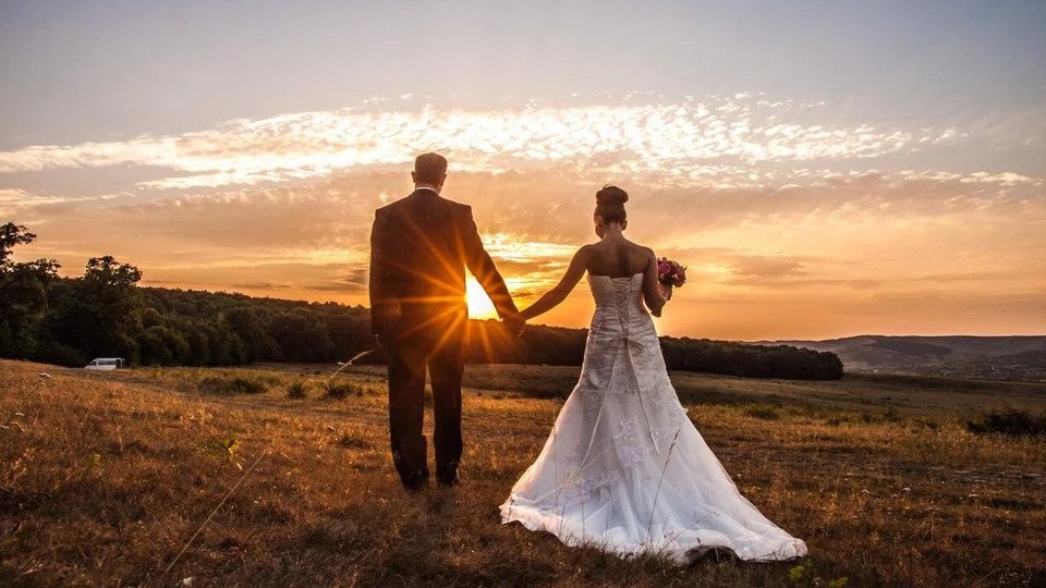 «Это не ваша свадьба»: семья жениха устроила скандал из-за костюмов и гостей