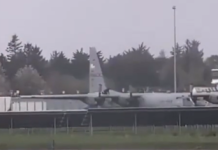 Мужчина с топором напал на американский военный самолет: подробности (видео)