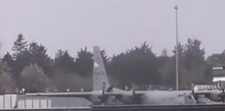 Мужчина с топором напал на американский военный самолет: подробности (видео)