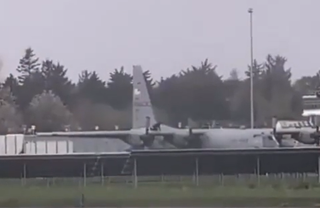 Мужчина с топором напал на американский военный самолет: подробности (видео)