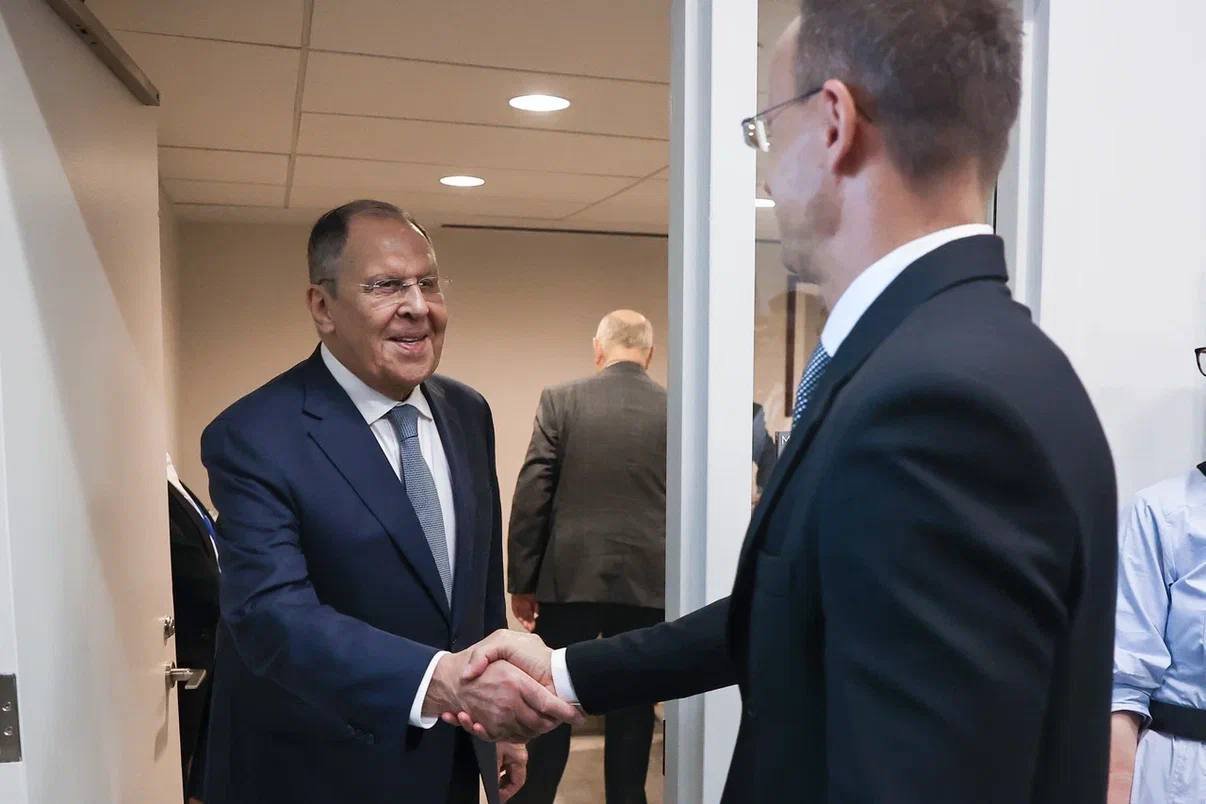 Передавал документы по вступлению Украины в ЕС: в сеть слили новые разговоры Сийярто и Лаврова, — СМИ