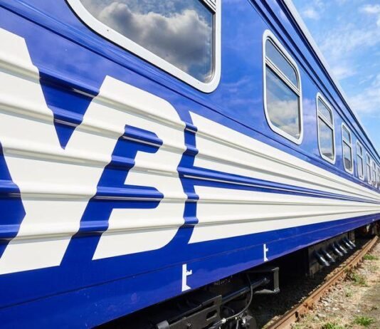 В Харьковской области грузовик врезался в пассажирский поезд, — «Укрзалізниця»