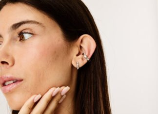 Замість браслета — сережки: представлено найменший фітнес-гаджет у світі для відстеження здоров’я