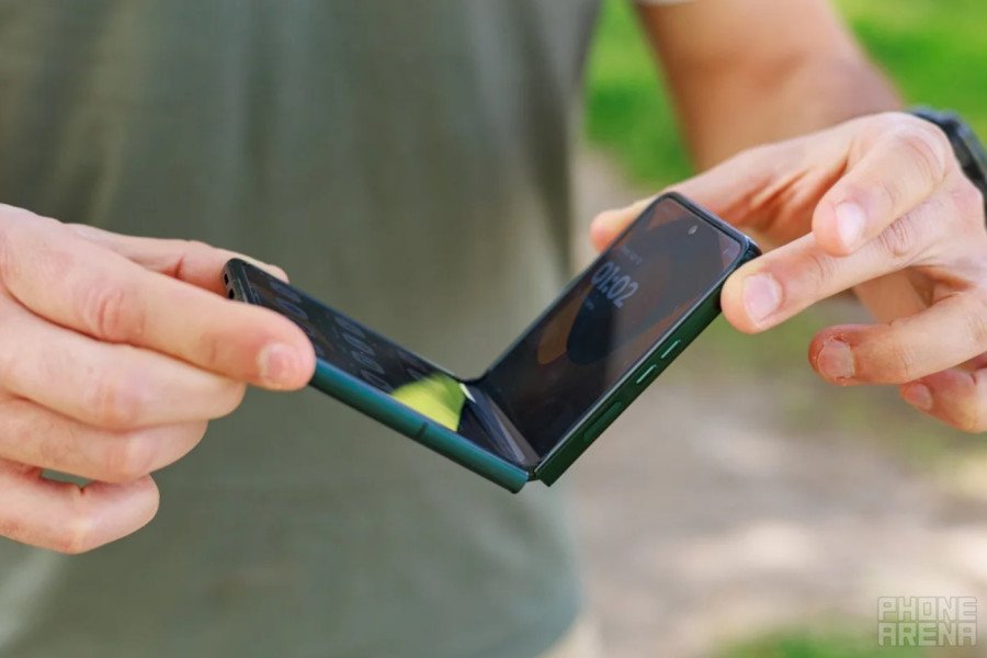 Новий Razr 70 Ultra розкрили повністю перед презентацією: нові фото