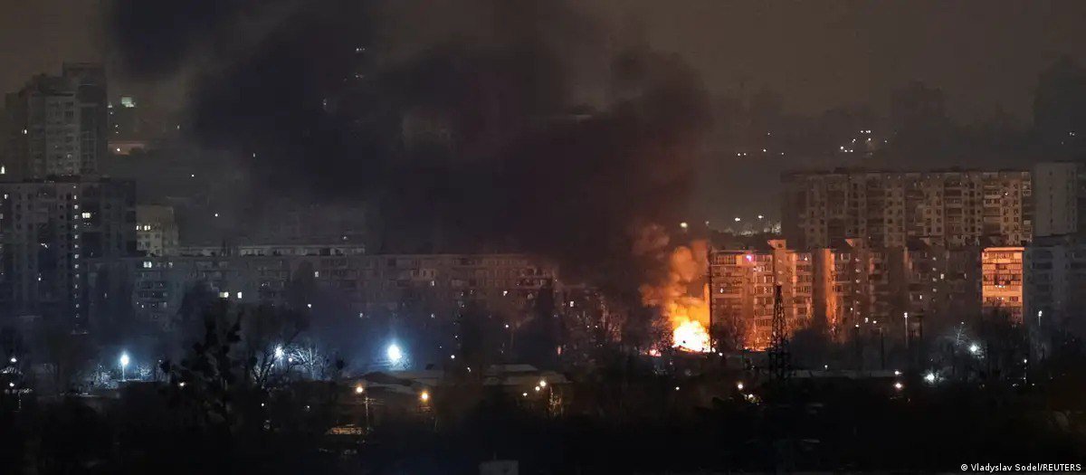 Россия ударила по Харькову дронами: повреждены автобусы и гипермаркет в разных районах, детали